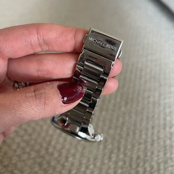 Gorgeous oversized Michael Kors watch - Picture 5 of 5